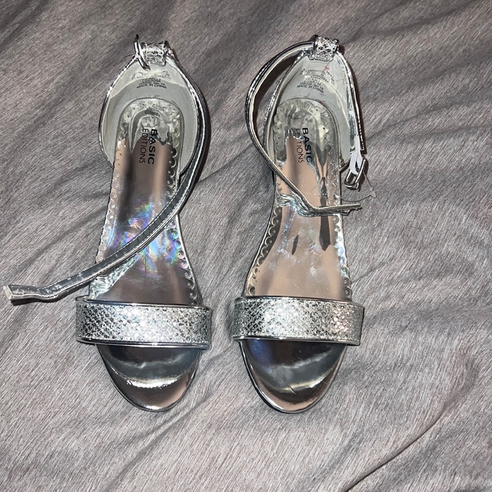 Basic Editions size 2 girls shoes